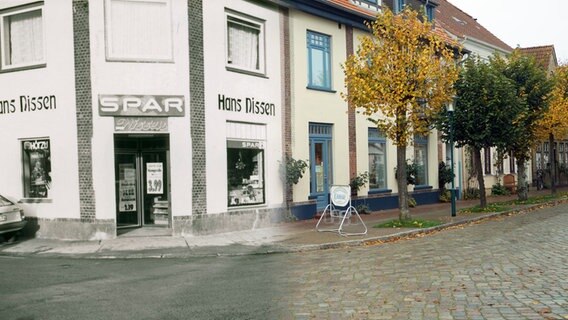 Eine Collage bestehend aus einem historischen und einem aktuellen Bild eines Kaufhauses in Arnis. © Stadtarchiv Kppeln/NDR Foto: Stadtarchiv Kppeln/Jan Altmann
