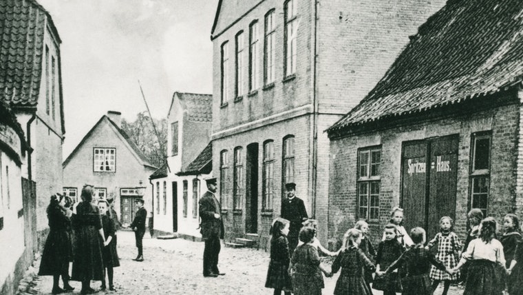 Schwarz-Weiß-Aufnahme der Schulstraße in Arnis. © Stadtarchiv Kappeln