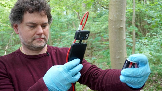 Florian Gloza-Rausch richtet die Wärmebildkamera auf eine Batterie © NDR Foto: Elin Halvorsen