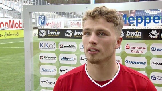 Der Fußballspieler Jan-Fiete Arp, beim Interview © NDR 