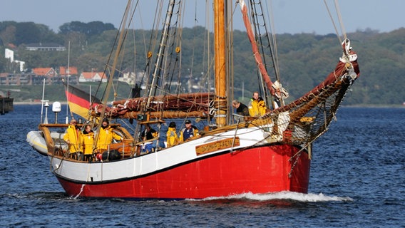 Die Dagmar Aaen, das Schiff von Abenteurer und Klima-Aktivist Arved Fuchs, im Flensburger Hafen © dpa - Bildfunk Foto: Carsten Rehder