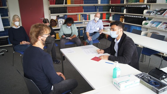 Zuhörer sitzen einem medizinischen Erstgespräch bei. Zuhörer sitzen einem medizinischen Erstgespräch bei. © NDR Foto: Astrid Wulf