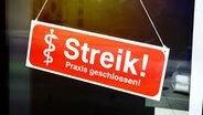 Ein Schild an einer Eingangstür mit der Aufschrift "Streik - Praxis geschlossen" © picture alliance / CHROMORANGE Foto: Christian Ohde