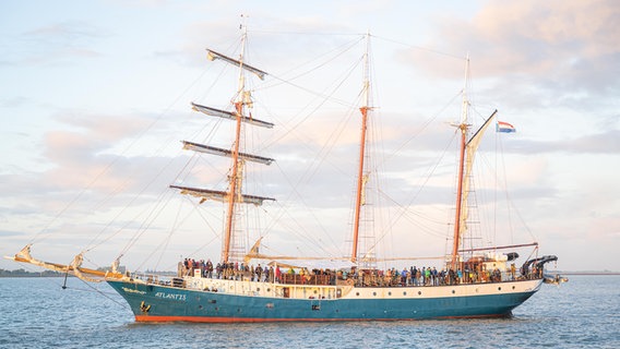 Die Dreimast-Barkentine "Atlantis" © picture alliance/dpa Foto: Mohssen Assanimoghaddam