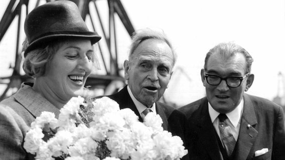 Die Taufpatin Hanna Lenz, Professor Otto Hahn und Hans Lenz, Bundesminister für Wissenschaft und Forschung bei der Schiffstaufe der Otto Hahn. © picture-alliance / dpa Foto: Bertram