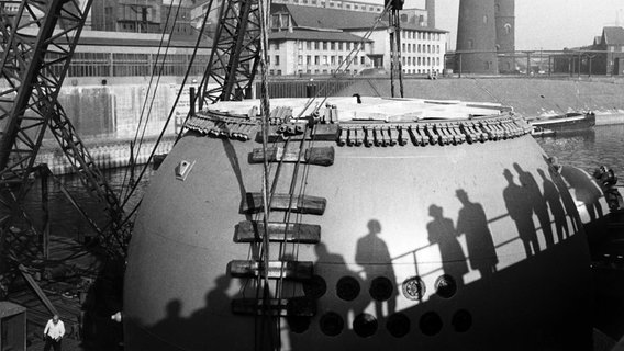 Der Sicherheitsbehälter für das Handelsschiff Otto Hahn wirdim Hafen von Rheinhausen bei Duisburg verladen. © picture-alliance / dpa Foto: Otto Noecker