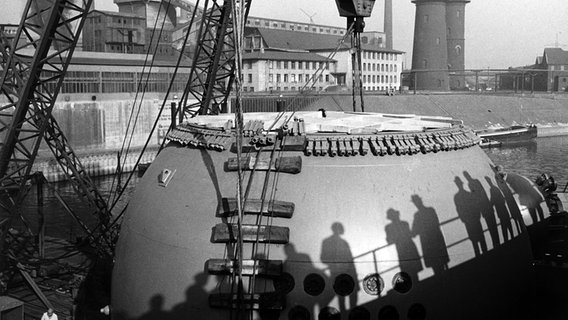 Der Sicherheitsbehälter für das Handelsschiff Otto Hahn wirdim Hafen von Rheinhausen bei Duisburg verladen. © picture-alliance / dpa Foto: Otto Noecker