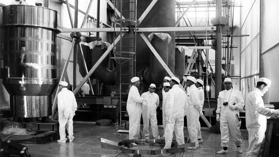 Ein Atomreaktor in der Bauphase, davor Männer © picture-alliance / Hannes Hemann Foto: Hannes Hemann