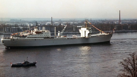 Das Atomversuchsschiff Otto Hahn läuft Ende der 60-er Jahren zum ersten Besuch in den Hamburger Hafen ein. © picture-alliance / dpa Foto: Gewiess