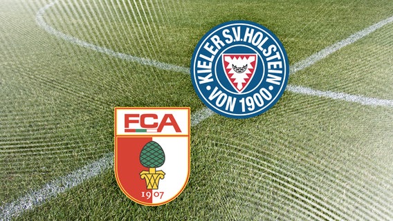 Das Vereinswappen vom FC Augsburg neben dem von Holstein Kiel vor Fussballrasen. © NDR 