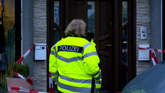 Ein Polizeibeamter steht vor dem Haus des Delikts. © TeleNewsNetwork Foto: TeleNewsNetwork
