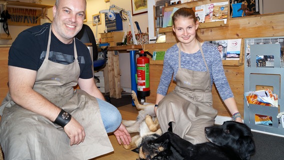 Torsten Köhler und Sarah Kragge mit den Studio-Hunden Eddie und Benno. © NDR Foto: Robert Tschuschke