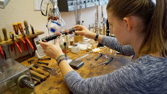Sarah Kragge arbeitet an der Reparatur einer Klarinette. © NDR Foto: Robert Tschuschke