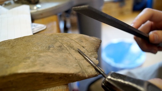 Eine Nahaufnahme von der Herstellung eines Spitzbohrers. © NDR Foto: Robert Tschuschke