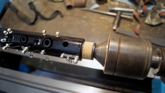 Eine Nahaufnahme von der Reparatur einer Klarinette. © NDR Foto: Robert Tschuschke