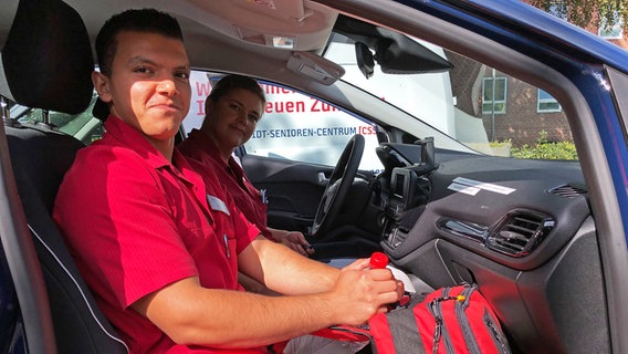 Krankenpfleger Berri neben Sandra Deeke im Auto des ambulaten Pflegedienstes. © NDR Foto: Kai Salander