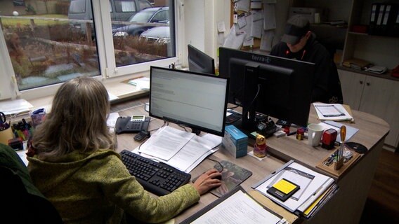 Kirstin und Knut Pöhlmann sitzen im Büro der Zimmerei am PC. Kirstin und Knut Pöhlmann sitzen im Büro der Zimmerei am PC. © NDR