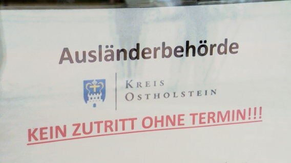 Auf einem Schild der Ausländerbehörde steht: Kein Zutritt ohne Termin! © NDR 