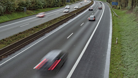 Blick von einer Brücke auf eine Autobahn. © fotolia Foto: Kamilla