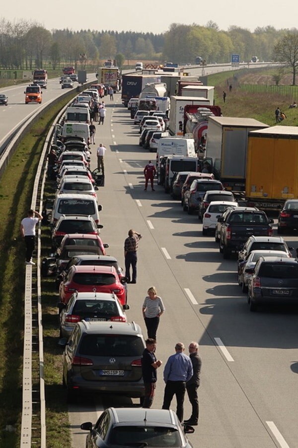 Stau auf A7 Fahrer wendet in Rettungsgasse NDR.de Nachrichten