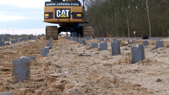 Drainagen werden auf der B5 angelegt © NDR Foto: Sven Jachmann