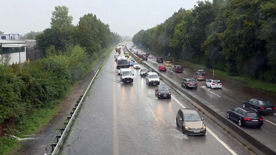 Autos fahren bei Regen über die überflutete A23. © TV News Kontor 