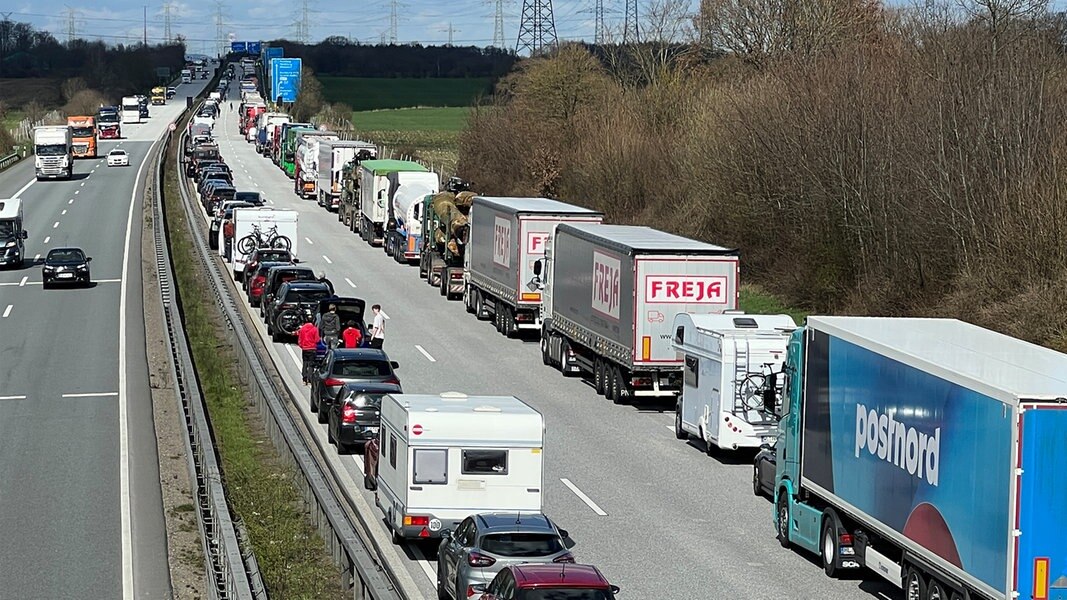 Unfälle auf der A7 Immer noch Stau und Verkehrsbehinderungen NDR.de