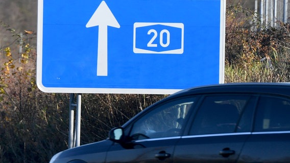 Ein Auto fährt an einem Hinweisschild vorbei auf die Autobahn 20. © picture alliance/dpa Foto: Carsten Rehder