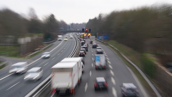 Blick auf die Autobahn A23 an der Auf- und Abfahrt Halstenbek-Krupunder. © picture alliance/dpa Foto: Marcus Brandt