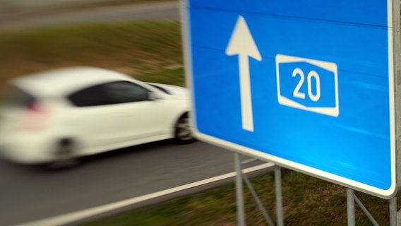 Ein Auto fährt an einem Autobahnschild vorbei © dpa-Bildfunk Foto: Carsten Rehder