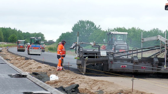 Asphaltierrabeiten auf der A21. © NDR Foto: NDR
