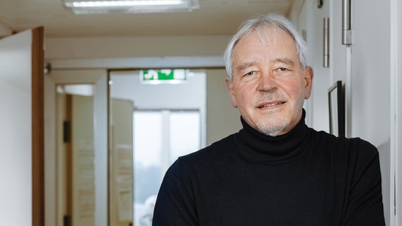 Auf dem Foto steht Thomas Bosch von der Christian-Albrechts-Universität. © Universität Kiel 