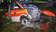 Einsatzkräfte bei einem Autounfall. © Westküstennews Foto: Westküstennews