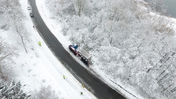 Ein umgekippter LKW bei Schnee. © Florian Sprenger Foto: Florian Sprenger