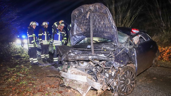 Ein Fahrzeug wird nach einem schweren Verkehrunfall von der Feuerwehr geborgen. © Florian Sprenger Foto: Florian Sprenger