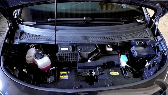 Eine geöffnete Motorhaube ermöglicht den Blick ins Innere eines E-Autos. © NDR Foto: Elin Halvorsen