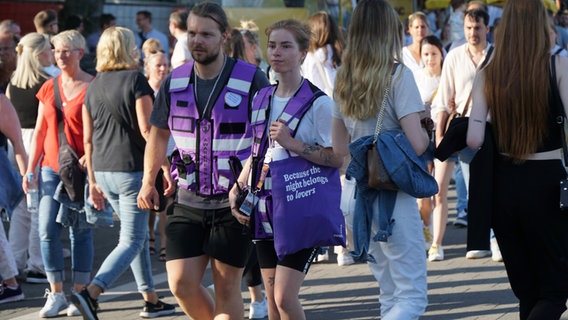 Eines der Awareness-Teams auf der Kieler Woche 2023. Zwei Personen mit lilafarbenen Westen. © NDR Foto: Julia Jänisch