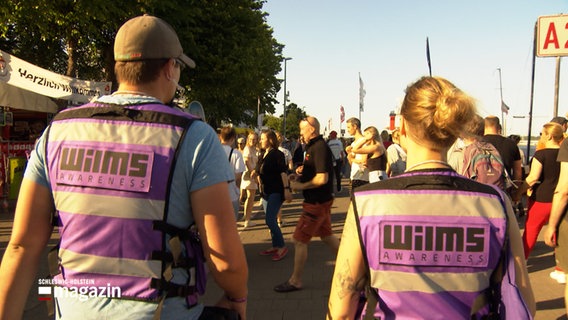 Mitglieder des "Awareness Teams" gehen über die Kieler Woche. © NDR 