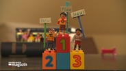 Drei Playmobil-Figuren halten Namenschilder in der Hand: Ben, Finn und Jonas. © NDR 