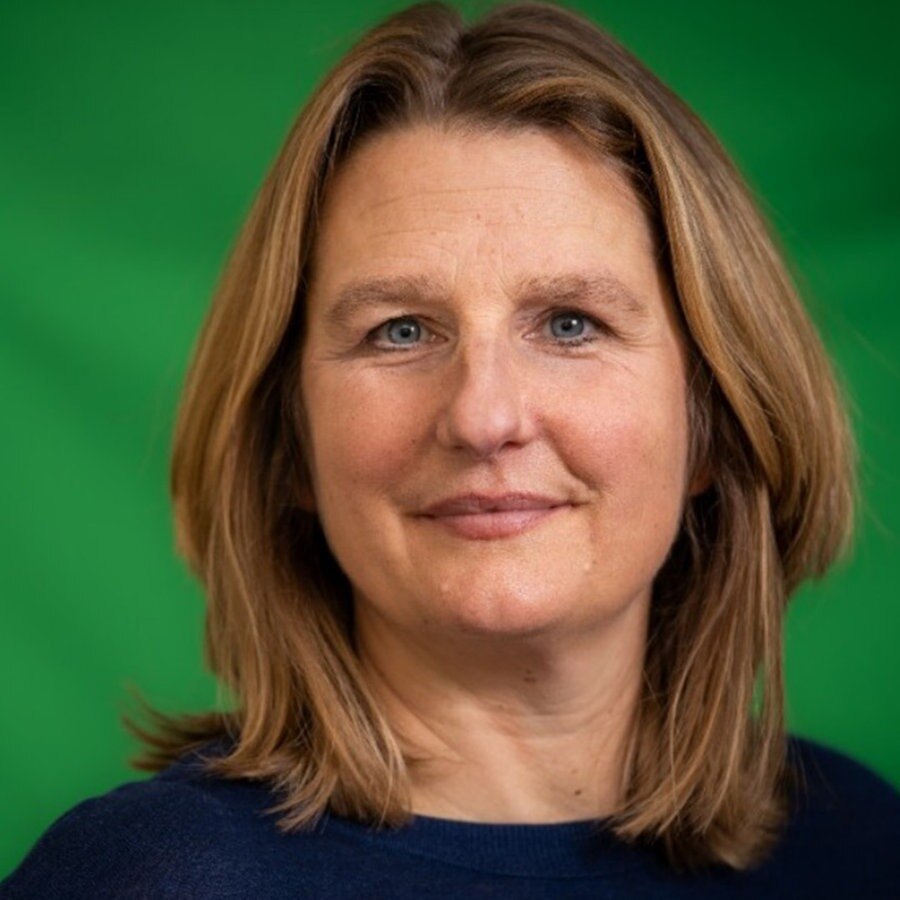 Silke Backsen (Grüne) lächelt in die Kamera. Silke Backsen (Grüne) lächelt in die Kamera.