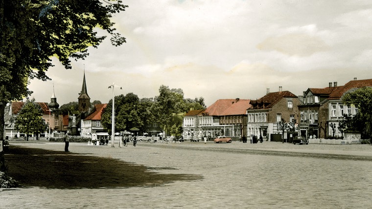 Eine historische Aufnahme der Innenstadt von Bad Bramstedt.  © Archiv Schadenhof