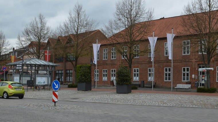 Eine Aufnahme des Rathauses von Bad Bramstedt. © NDR Foto: Anne Passow
