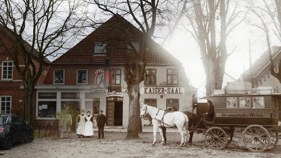 Eine Fotomontage zeigt den Vergleich des Kaiser-Saals in Bad Bramstedt Ende des 19. Jahrhunderts und heute. © Archiv Schadenhof / NDR Foto: Archiv Schadenhof / Anne Passow