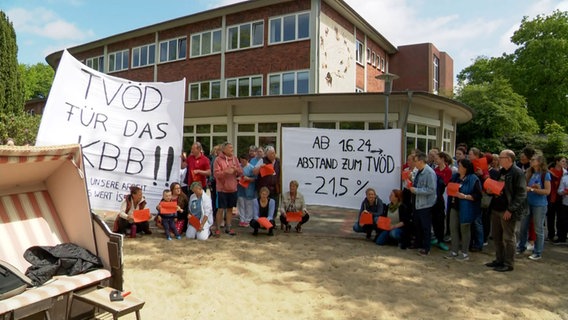 Eine Protestaktion vor dem Klinikum Bad Bramstedt. Eine Protestaktion vor dem Klinikum Bad Bramstedt. © NDR