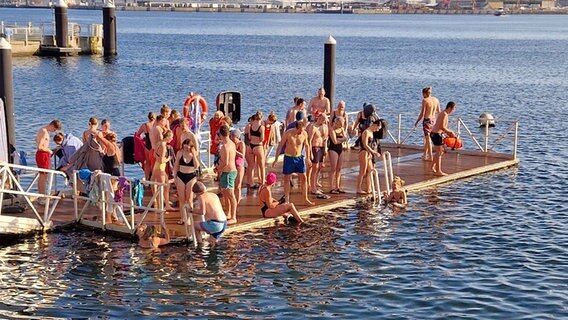 Menschen baden in der Kieler Förde. Menschen baden in der Kieler Förde. © NDR Foto: Kai Peuckert
