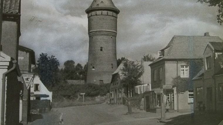 Historische Aufnahme des Wasserturms in Bad Segeberg von 1950. © NDR Foto: Hans-Werner Baurycza