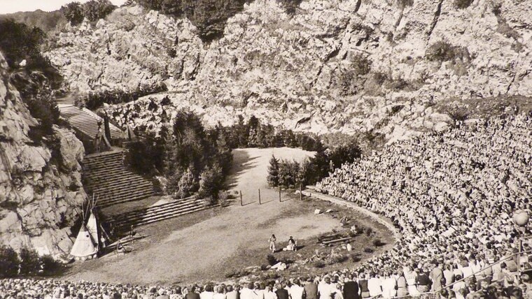 Historisches Foto von den Karl-May-Spielen 1953 am Kalkberg in Bad Segeberg. © NDR Foto: Hans-Werner Baurycza