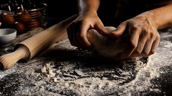 In einer Bäckerei wird Teig bearbeitet. © picture alliance / Zoonar Foto: Oleksandr Latkun