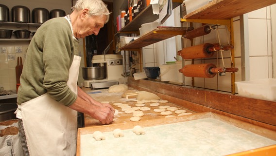 Ein Bäcker verarbeitet Teig. © NDR Foto: Marian Schäfer