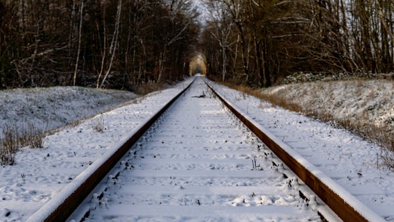 Eine dünne Schneeschicht überzieht die Gleise einer Bahnstrecke. © picture alliance/dpa | Axel Heimken Foto: Axel Heimken
